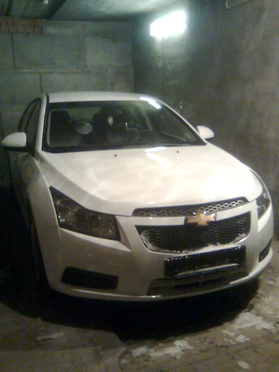 Chevrolet Cruze 2010, 1.6 литра, Купил автомобиль после Тойоты Креста,  которой управлял более четырех лет, механика, двигатель 109 л.с., белый,  бензиновый, комплектация БАЗА