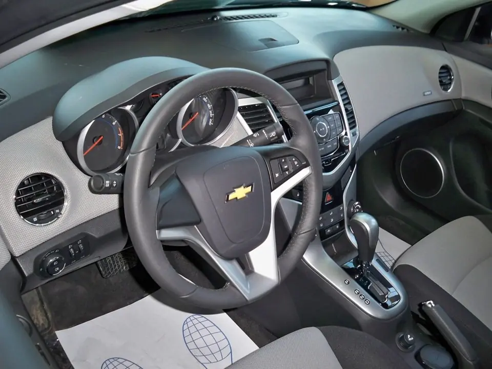 Chevrolet показал интерьер нового поколения седана Cruze