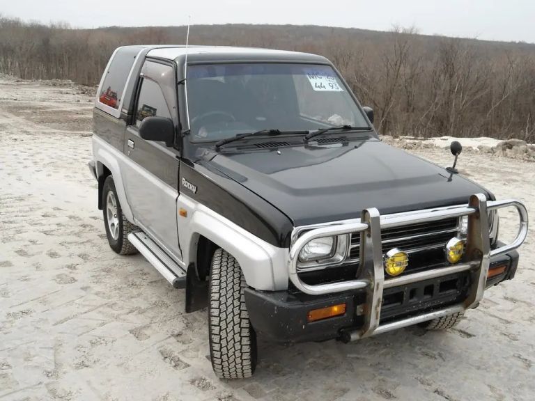 1991 отзывы. Daihatsu Rocky, 1991. Дайхатсу роки s300н. Дайхатсу 4х4 1991 года. Дайхатсу роки бензин 1.6 1991г бездорожье.