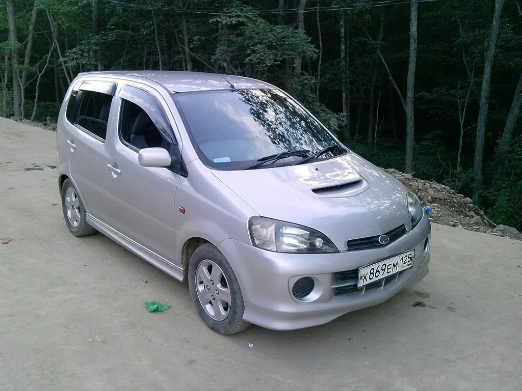 Daihatsu YRV 2001, 1.3 литра, И так начнем)))), бензин, 4вд, Владивосток,  расход 10 литров, акпп, комплектация «4WD», цвет серебристый