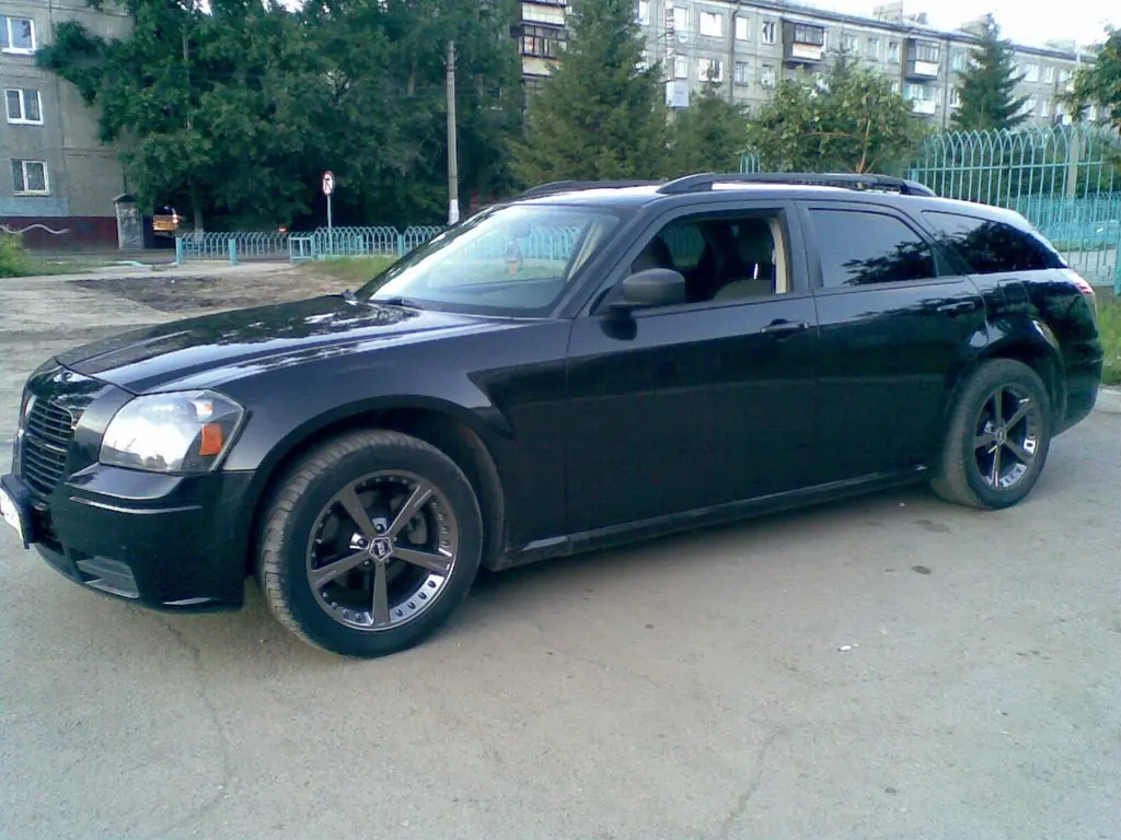 Dodge Magnum 2006, 2.7 литра, А у меня в спичечном коробке есть снежинка,  автоматическая коробка передач, бензин