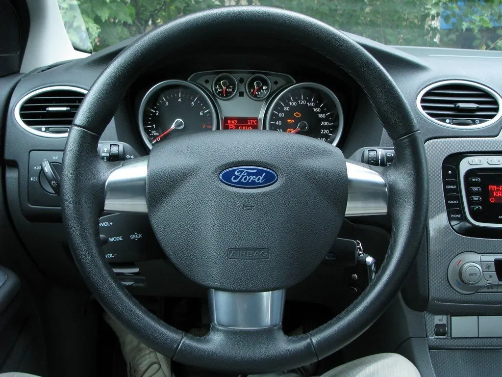 Заливная горловина бензобака, лючок бензобака (с. 3) - Ford Focus 2