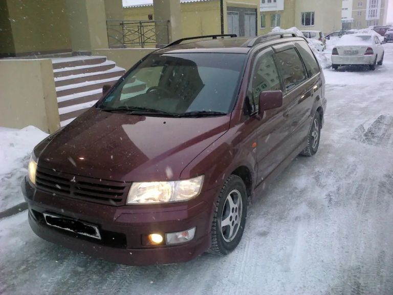 Ммс шариот. Митсубиси Шариот 2000. Mitsubishi Chariot Grandis салон. Mitsubishi Chariot GDI. Шариот Грандис 1997 передний привод GDI.