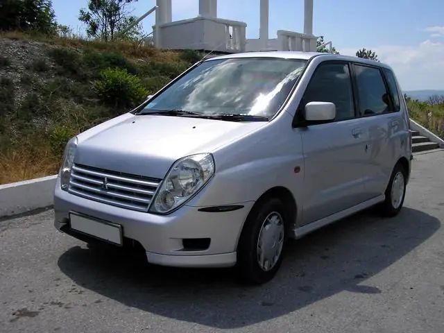 Мираж динго 2000. Mitsubishi Dingo 2000. Митсубиси Мираж Динго 2000. Мицубиси Мираж Динго. Mitsubishi Mirage Dingo GDI.