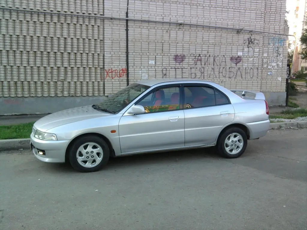 Лансер 1998. Mitsubishi Lancer 1998.