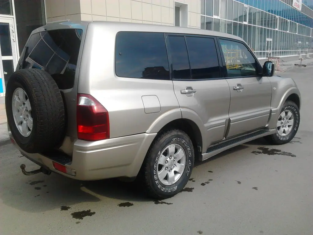 Mitsubishi Pajero 2003 года, 3.5 литра, руль левый, комплектация GLS  (максимальная), расход топлива Читайте дополнения, по ходу владения  напишу., цвет Бежевый