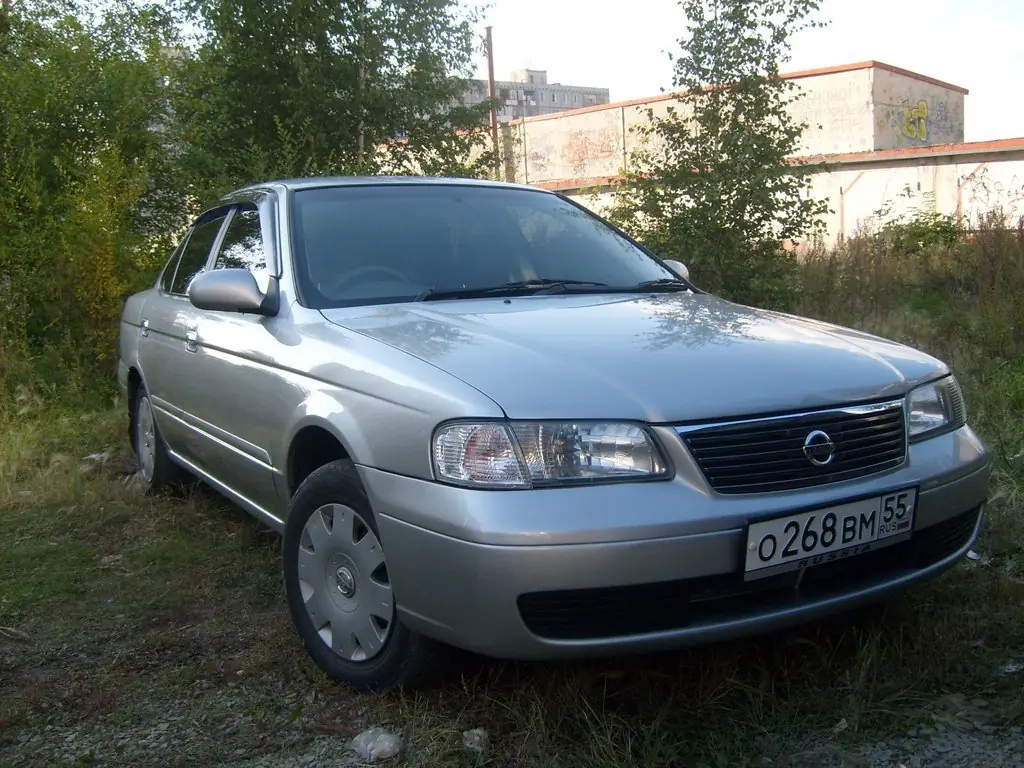 Nissan Sunny 2002 года, 1.5 литра, Летом 2008 года отправился на Омский  авторынок, имея при себе, FB15, серебристый, комплектация автомобиля  ExSaloon, Омск, автомат