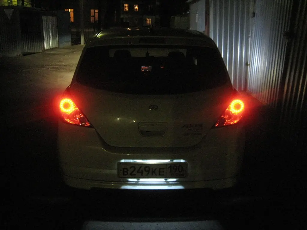 Замена ламп в заднем комбинированном фонаре (для применения на моделе Nissan Tiida (С11))