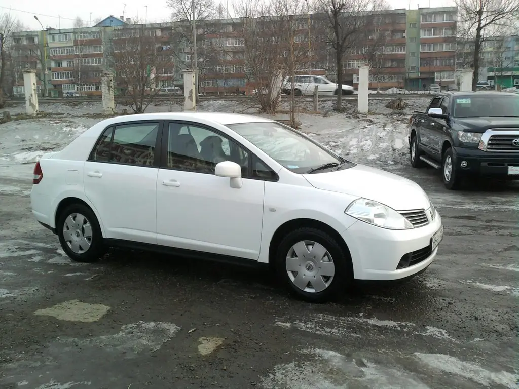 Nissan Tiida Latio 2005, Здравствуйте, правый руль, Владивосток, HR15 109  л.с., полный привод, SNC11, автоматическая коробка передач