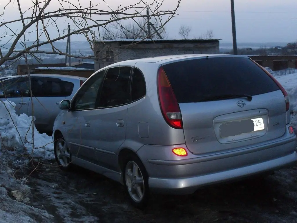 Nissan Tino 1999 год, 2 литра, машинку купили в сентябре, бензиновый, cvt,  Уссурийск, серенькая, расход 10-12 литров