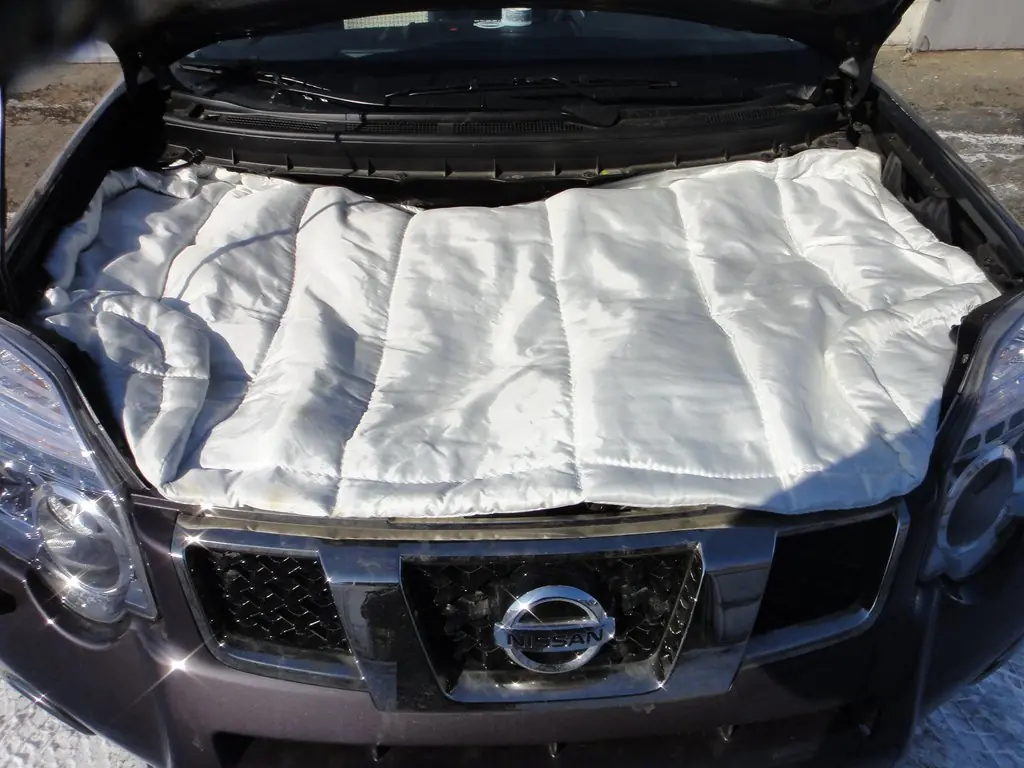 Одеяло капота. Теплосберегающее одеяло для автомобилей. Одеяло для машины на всю машину. Якутское одеяло для автомобиля. Термоодеяло для автомобиля.