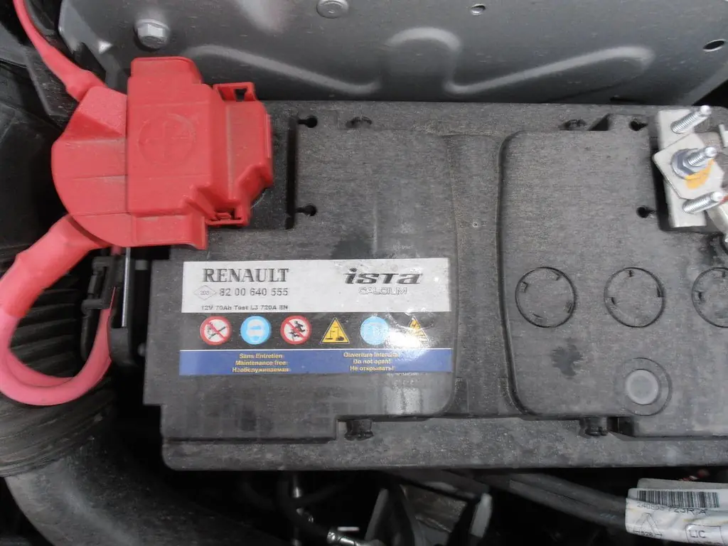 Аккумулятор для Рено Сандеро 1.6, 1.4, 1.2 и 2.0: замена, зарядка и как снять аккумулятор
