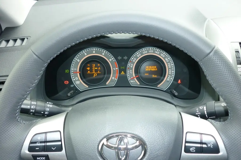 Как поменять лампу дальнего или ближнего света на Toyota Corolla