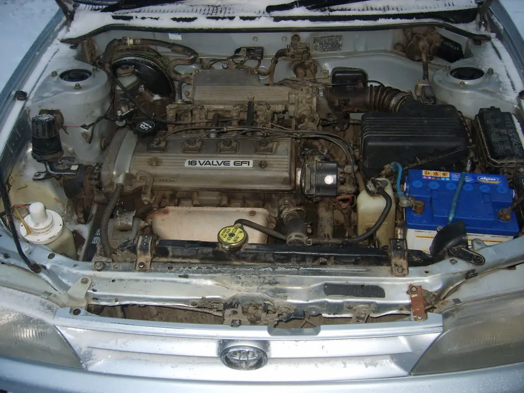 Двигатель курган. Toyota Corolla, 1992 подкапотное пространство. Капотное пространство Королла вагон ce 109.