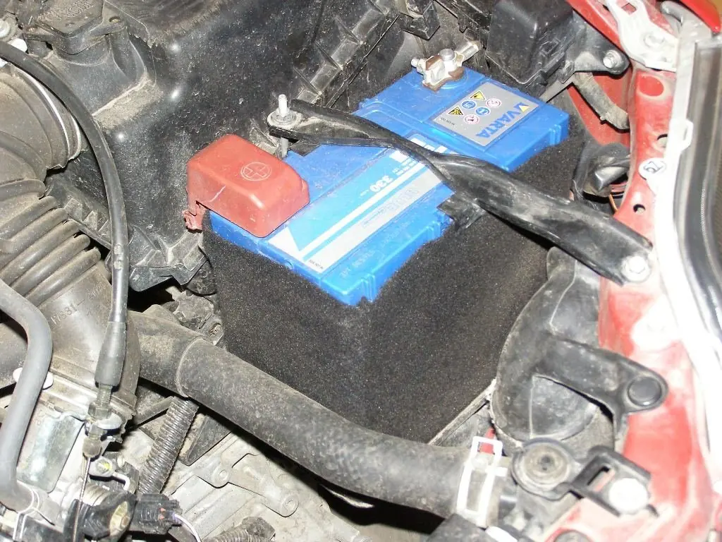 Какая должна быть зарядка аккумулятора на автомобиле тойота королла
