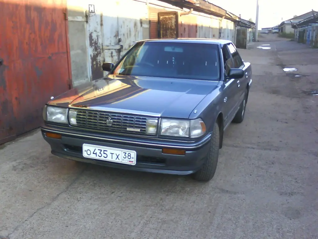 Тойота Краун 1990, 2л., Всем здравствуйте, бензин, акпп, комплектация Royal  Saloon, цвет серый, Братск