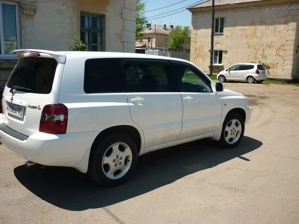 Тойота клюгер владивосток. Toyota Kluger 2004. Тойота Клюгер 2003. Тойота Клюгер 2004. Тойота Клюгер 2003 года.