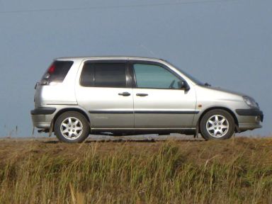 Toyota Raum, 2001