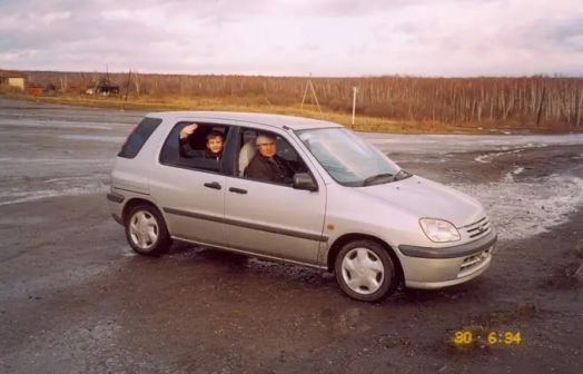 Toyota Raum 1999 -  