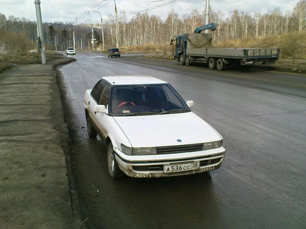 Тойота Спринтер 1988, 1.5 литра, Японская империя против автомобильного  коммунизма, привод пер., цвет кузова Белый, мкпп, Седан, расход 8.0, бензин