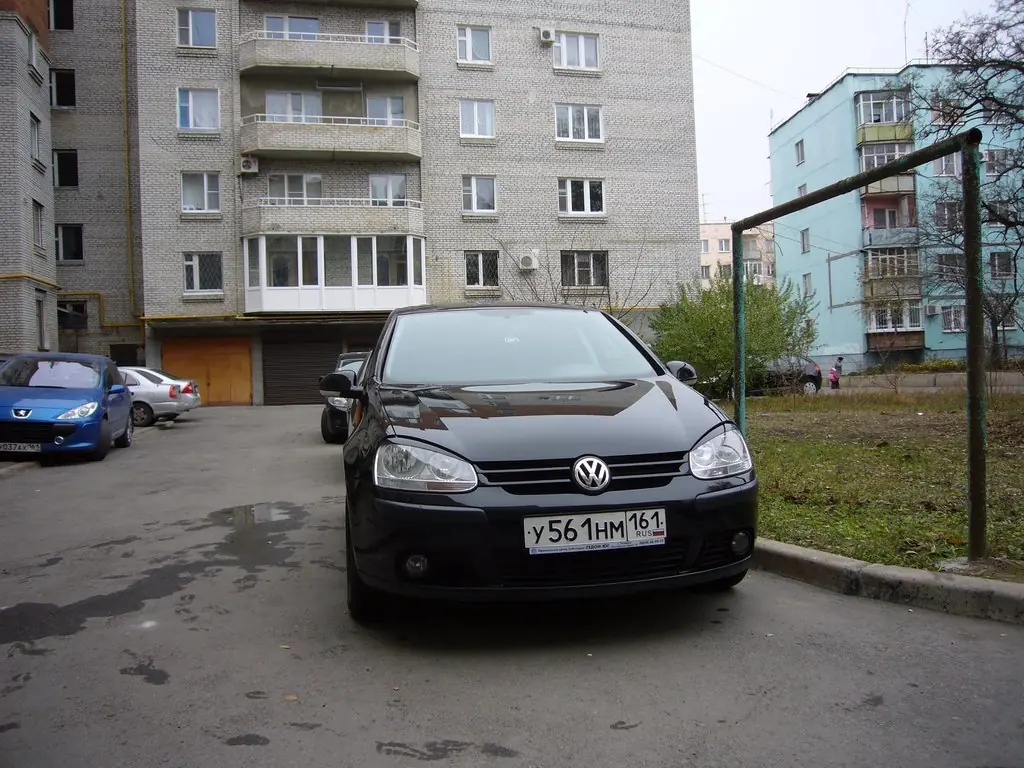 Фольксваген Гольф 2005, 1.6 литра, Честный отзыв об автомобиле Volkswagen  Golf 5, механика, Черный