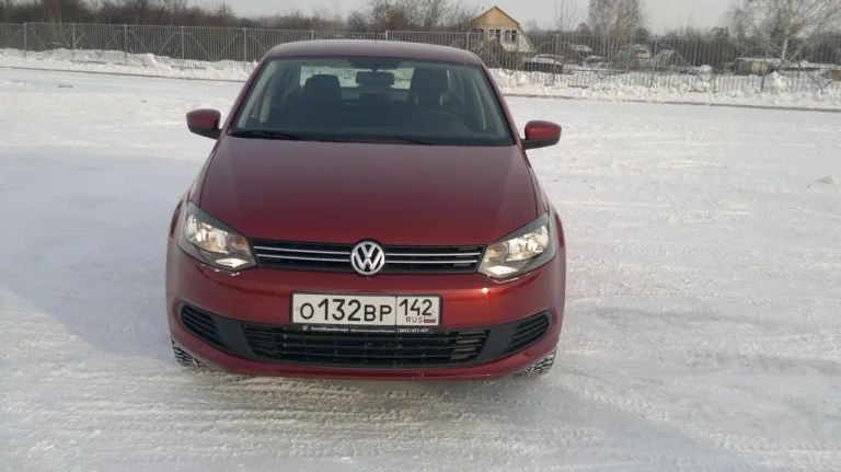 VW Polo sedan вишня