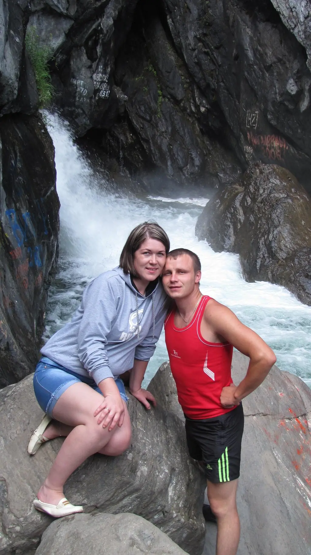 Я с супругой у водопада...