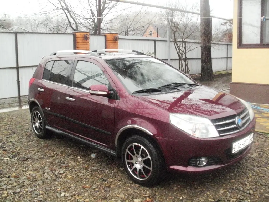 Девушка и Geely MK Cross