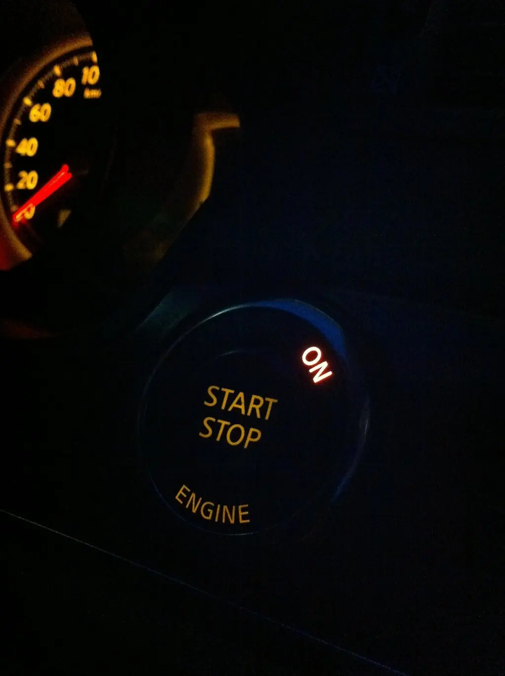 Кнопка START/STOP, ставшая уже традиционной у большинства современных автомобилей.