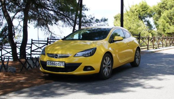 Opel Astra GTC 2013 - отзыв владельца