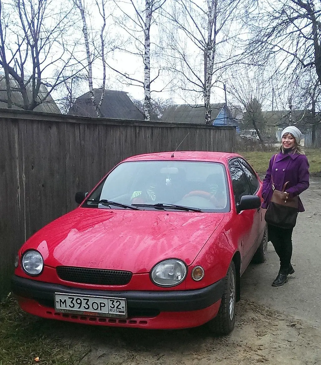 Toyota Corolla 1998, 1.3 литра, Зовут меня Елена, отзыв пишу в первый раз,  мкпп, Toyota Corolla E11, 1998г, 3-х дверный хэтчбэк, комплектация, бензин,  привод передний