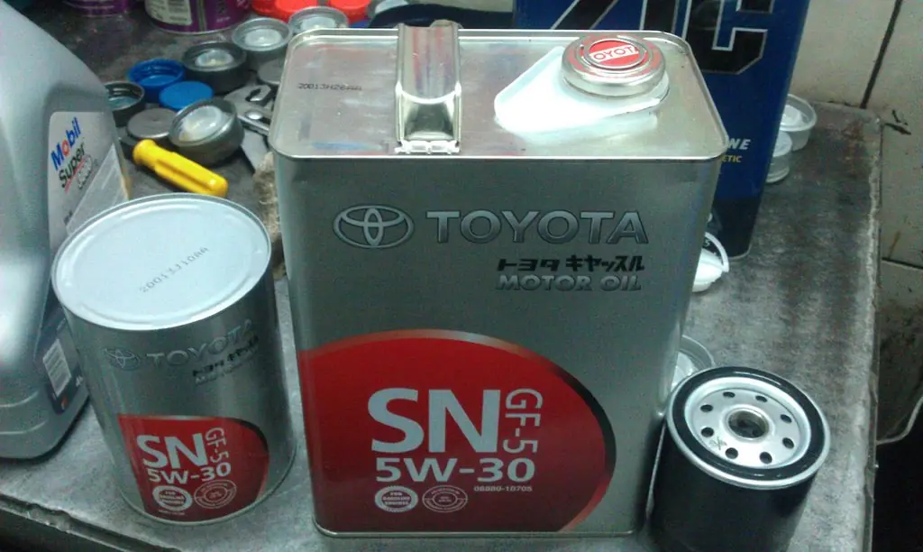 Масло тойота краун. Toyota 5w30 c2. Моторное масло Тойота 5w30. Toyota SN 5w-30. Масло моторное 5w30 Япония Тойота.