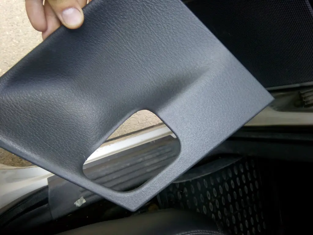 Снятие обивки задней двери в автомобиле Ford Focus 2