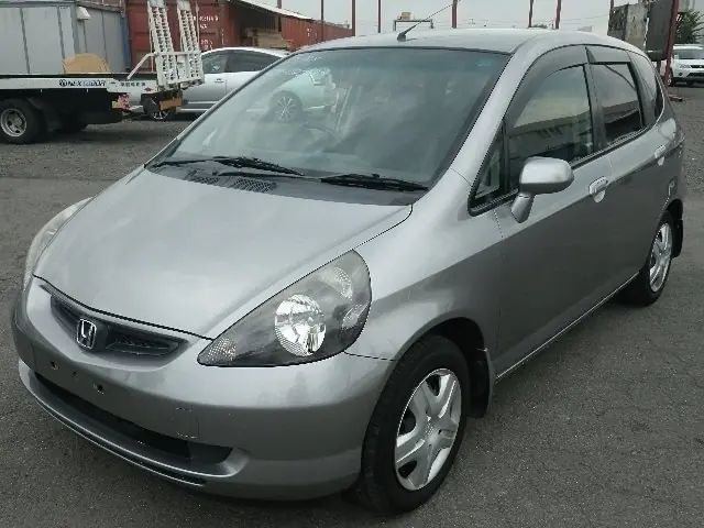 Honda Fit 2003 Goda 1 3 Litra O Fite Rul Pravyj Variator Benzin Komplektaciya Na Zadnem Bagazhnike Nadpis Ichikawa Veroyatno Gorod V Kotorom Ona Provela Svoe Detstvo