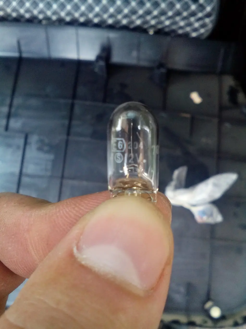 Замена лампочки подсветки номерного знака Lexus RX 300