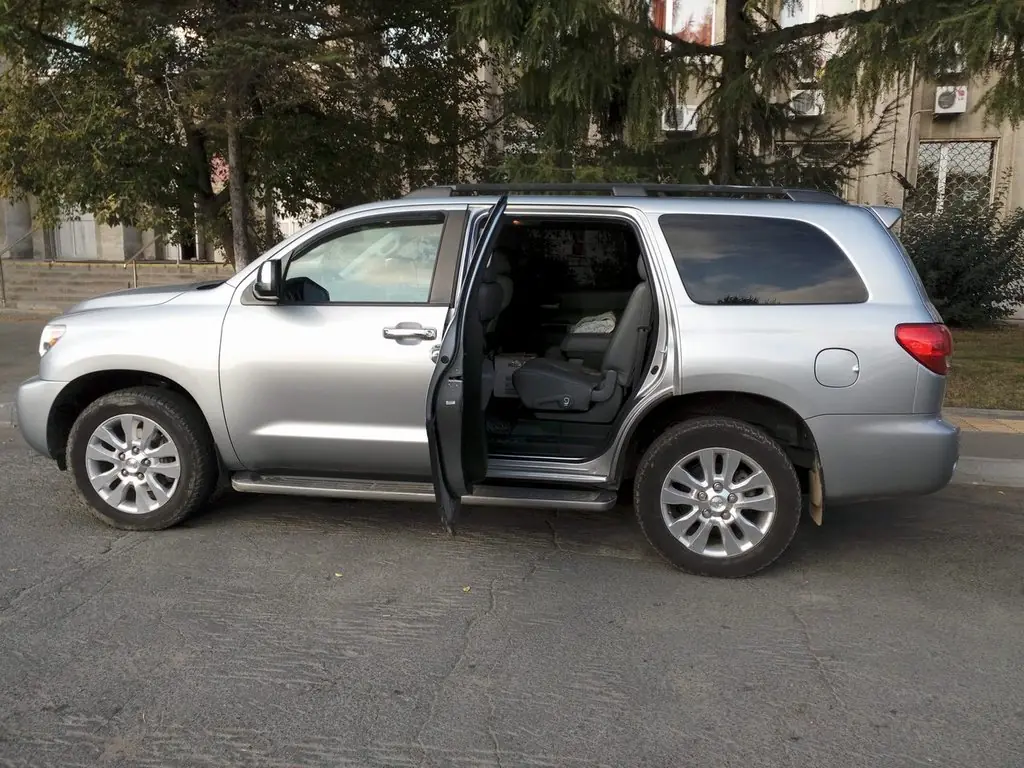 Toyota Sequoia 2010, 5.7 л., Ну, вот и я встал в ряды дальневосточников,  эксплуатирующих автомобили TOYOTA, расход 17-20, коробка автоматическая,  SUV (Кроссовер+Джип)