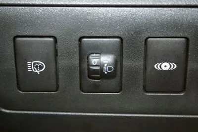 Три заветные кнопки: омыватель фар, коррекция по высоте направления света фар и парктроник. 