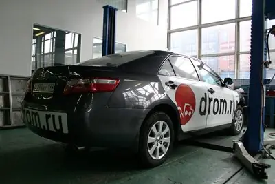 Русская Toyota Camry на сервисе