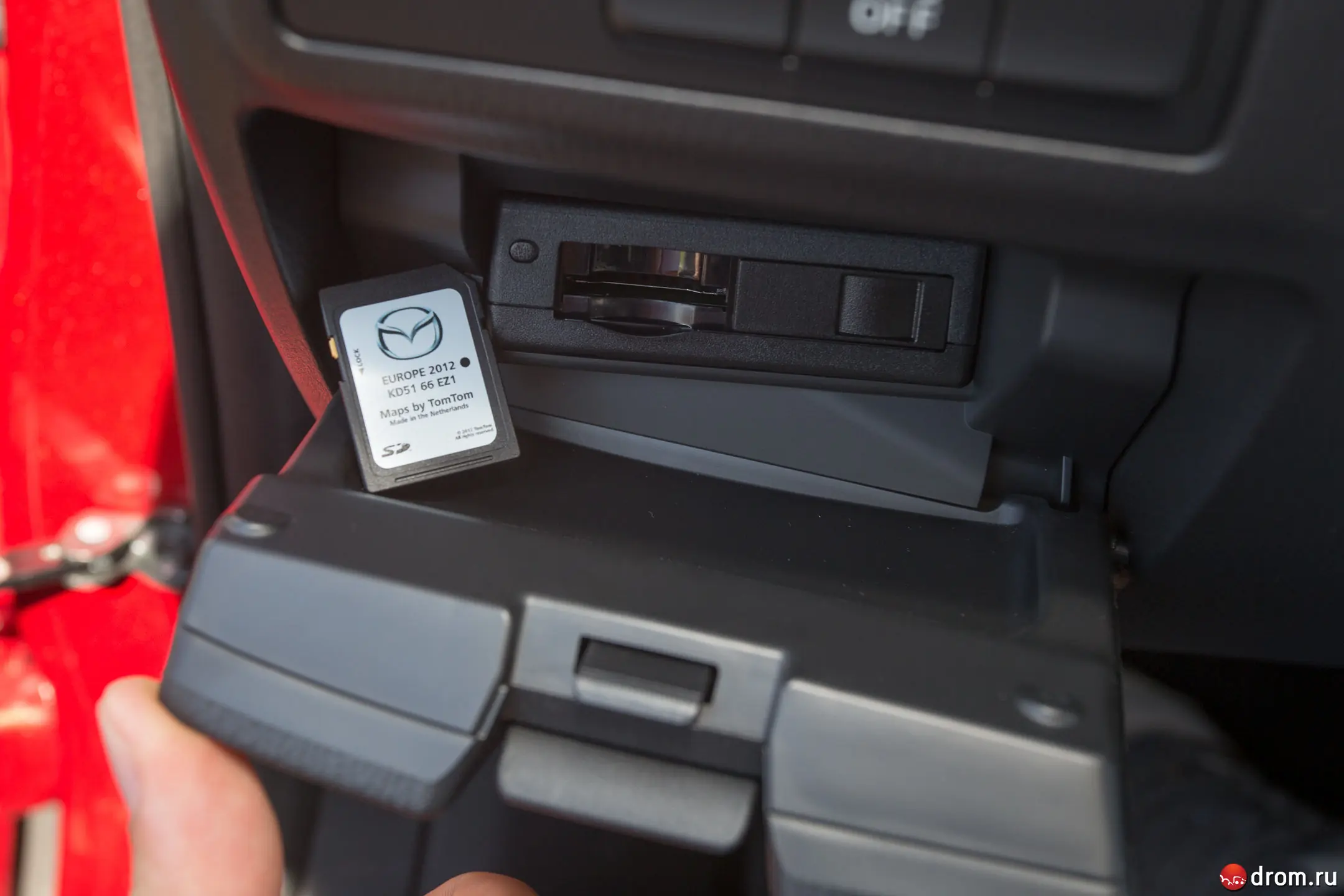 Карта мазда сх5. Блок навигации Mazda CX-5 2013. Мазда сх5 разъем под SD карту. Mazda CX-5 SD Card Slot. Мазда СХ-5 2013г 2.0 разъем под флешку навигации.