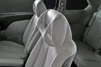 Крсла в салоне Mazda MPV многофункциональны, позволяют каждому пассажи индивидуально настроить расположение спинки и подголовника.