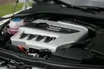 В используемом на Audi TTS двигателе сочетается непосредственный впрыск и турбонаддув. Это позволило, не меняя рабочий объем цилиндров (только 2,0 литра), довести развиваемую мощность до 272 л.с., а крутящий момент — до 35,7 кг-м. В то же самое время, посмотрите, каков у этого мотора расход топлива. Шутка ли, имея под капотом такой мощный силовой агрегат, автомобиль в смешанном цикле способен пробежать на одном литре 10,8 км, что, согласитесь, совсем неплохо. Для сравнения: аналогичный по классу BMW Z4 3.0 si (265 л.с.) в тех же условиях прошел 10,2 км, а Porsche Cayman со своими 295 л.с. — вообще только 7,9 км. Правда, это тестирование проводила Audi, но, полагаю, вряд ли стоит сомневаться в достоверности результатов.