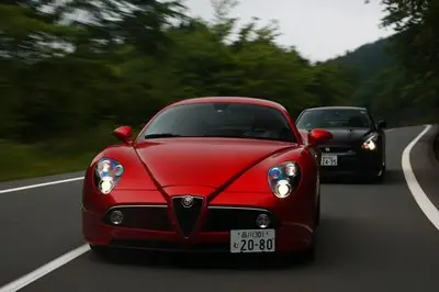 Alfa Romeo 8C Competizione против Nissan GT-R