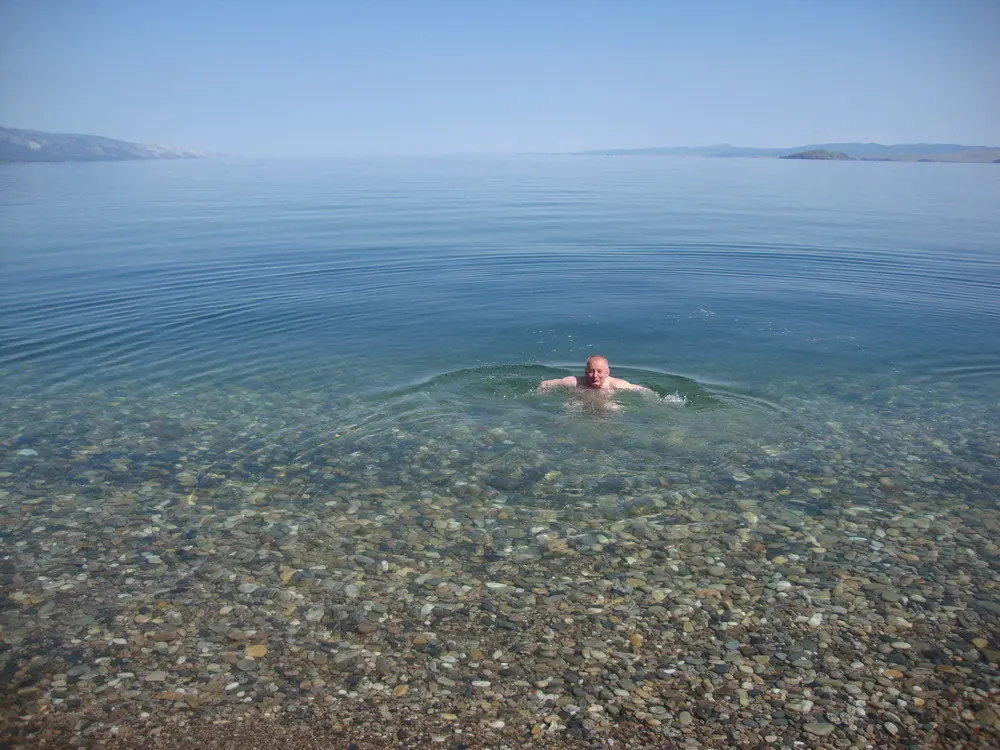 Байкал купаться летом. Байкал купание. Купаться в озере Байкал. Плавать в Байкале.
