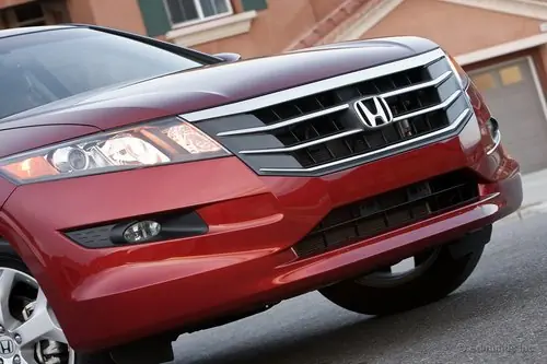 Honda слегка изменили дизайн передней части Crosstour, чтобы он хоть чем-то отличался от седана. 